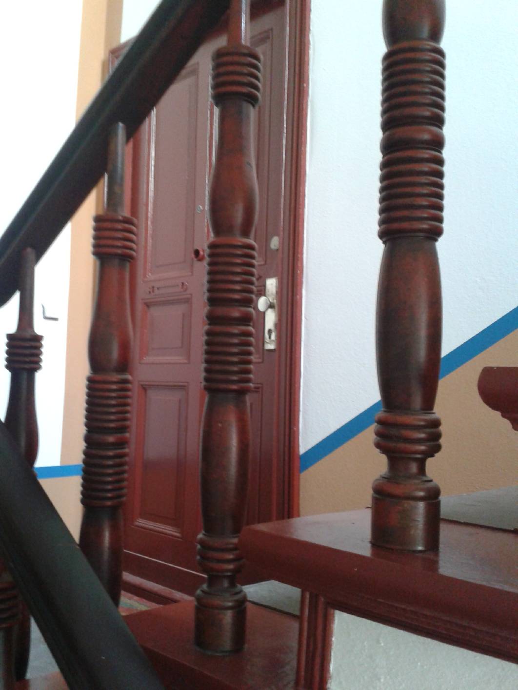 Die Traljen im Treppenhaus wurden mit einer Schellack – Lasur überarbeitet. Die Altbau Türen wurden in Ochsenblut, komplementär zum begleitstrich von Malermeister Norbert Schimpf (staatl. gepr. Techniker) überarbeitet. Malermeister Norbert Schimpf ist überwiegend in Berlin tätig und findet sein Arbeitsfeld in der Restaurierung und Gestaltung von Treppenhäusern. Neben den Malerarbeiten bieten wir das Komplettpacket Treppenhaus (Fußboden, Paneelleiste …) an.eiten Berlin, Restaurierung Berlin, Spachteltechnik, Kalkspachtel, Schablonen Schablonentechnik